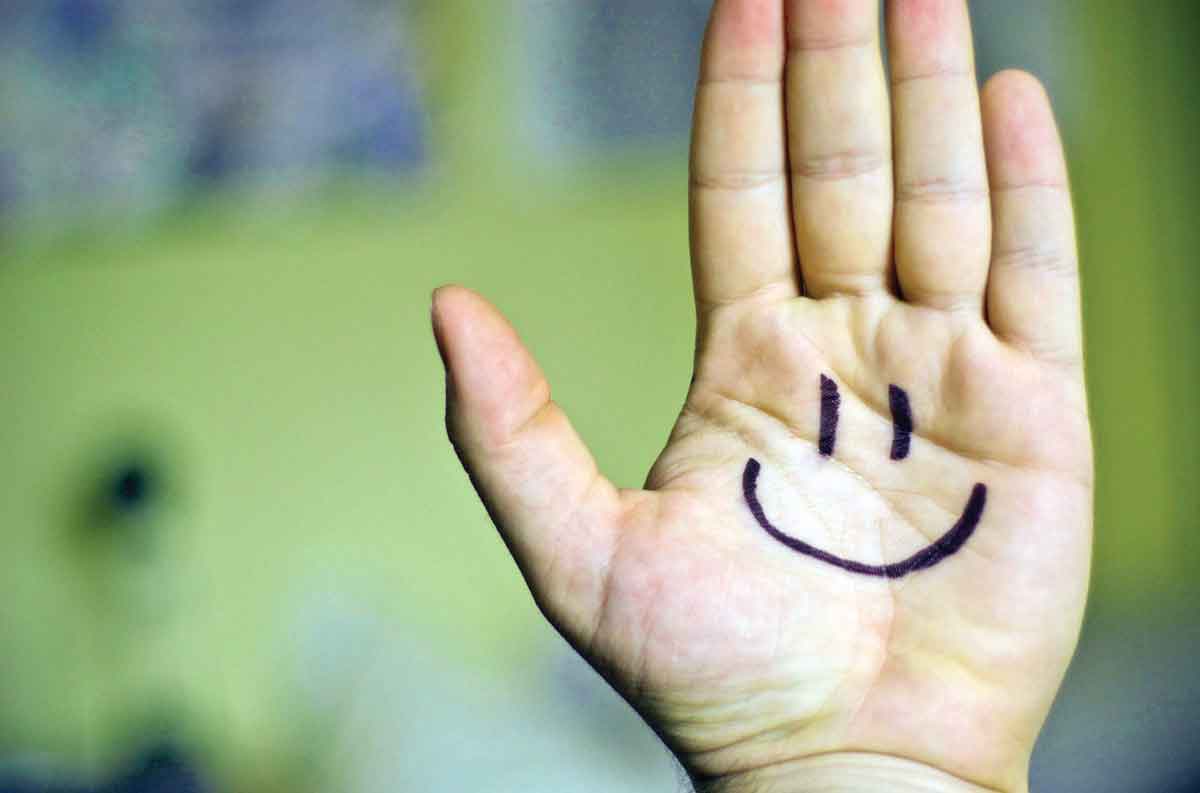 بخند تا خوشحال باشی