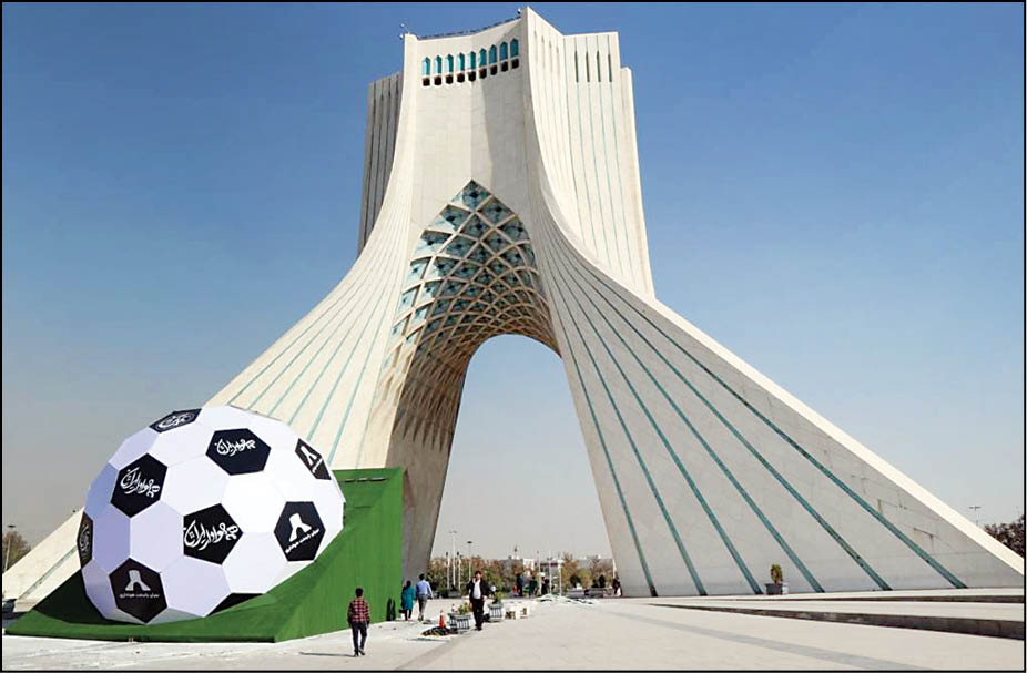 برج آزادی پا به توپ شد