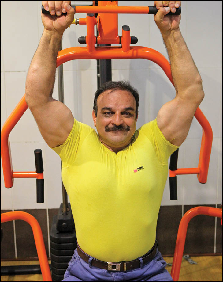 جلیل بورقی؛ قهرمان وزنه‌برداری که امکانات ورزشی برای دوستان جانبازش فراهم کرده است