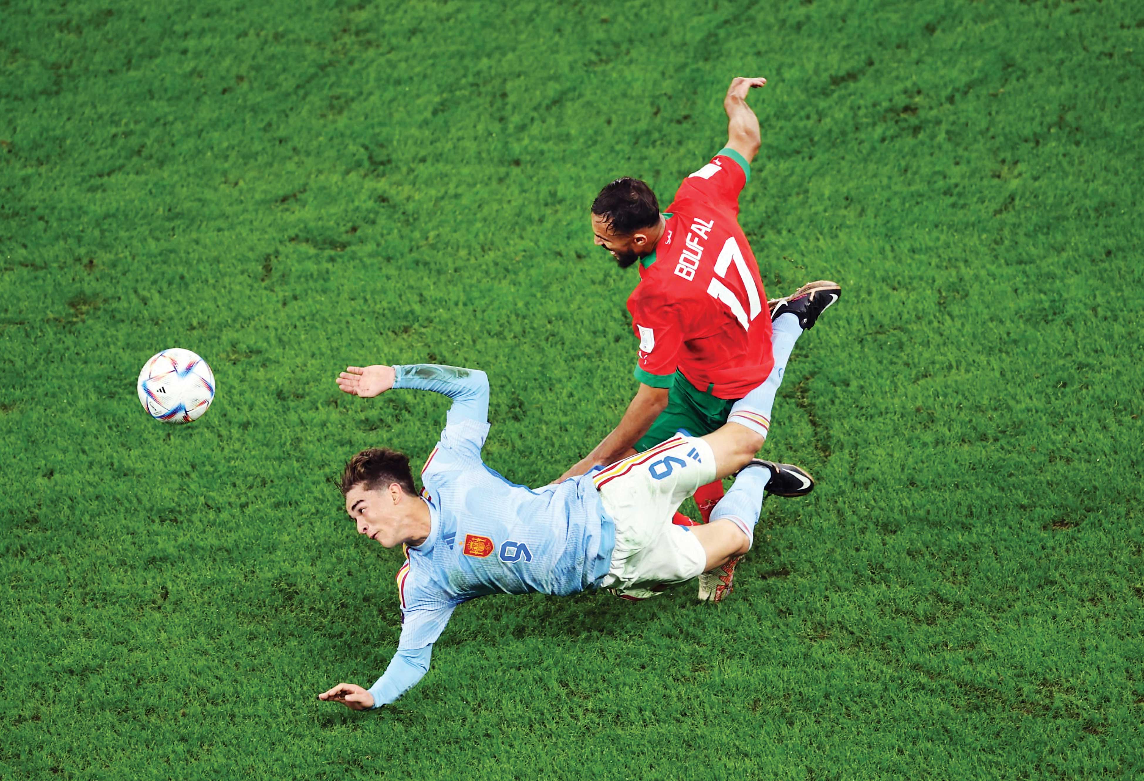 پیروزی فوتبال بر پاس