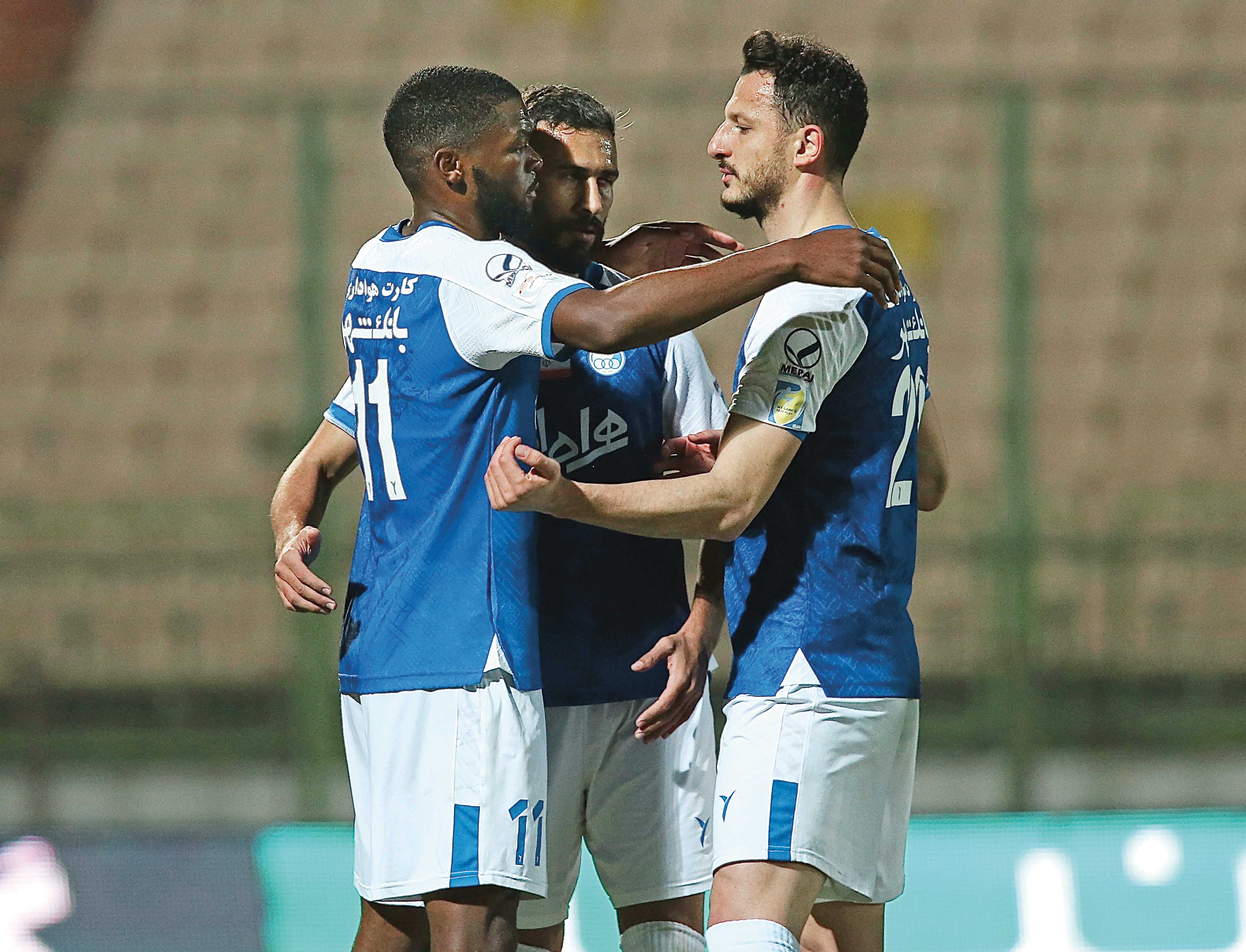 همه صفر، استقلال یک