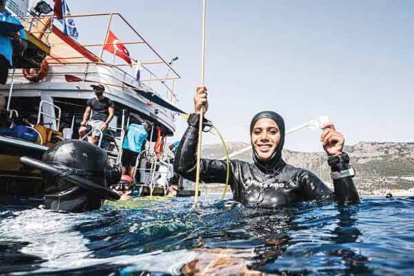 درخشش در آبی عمیق