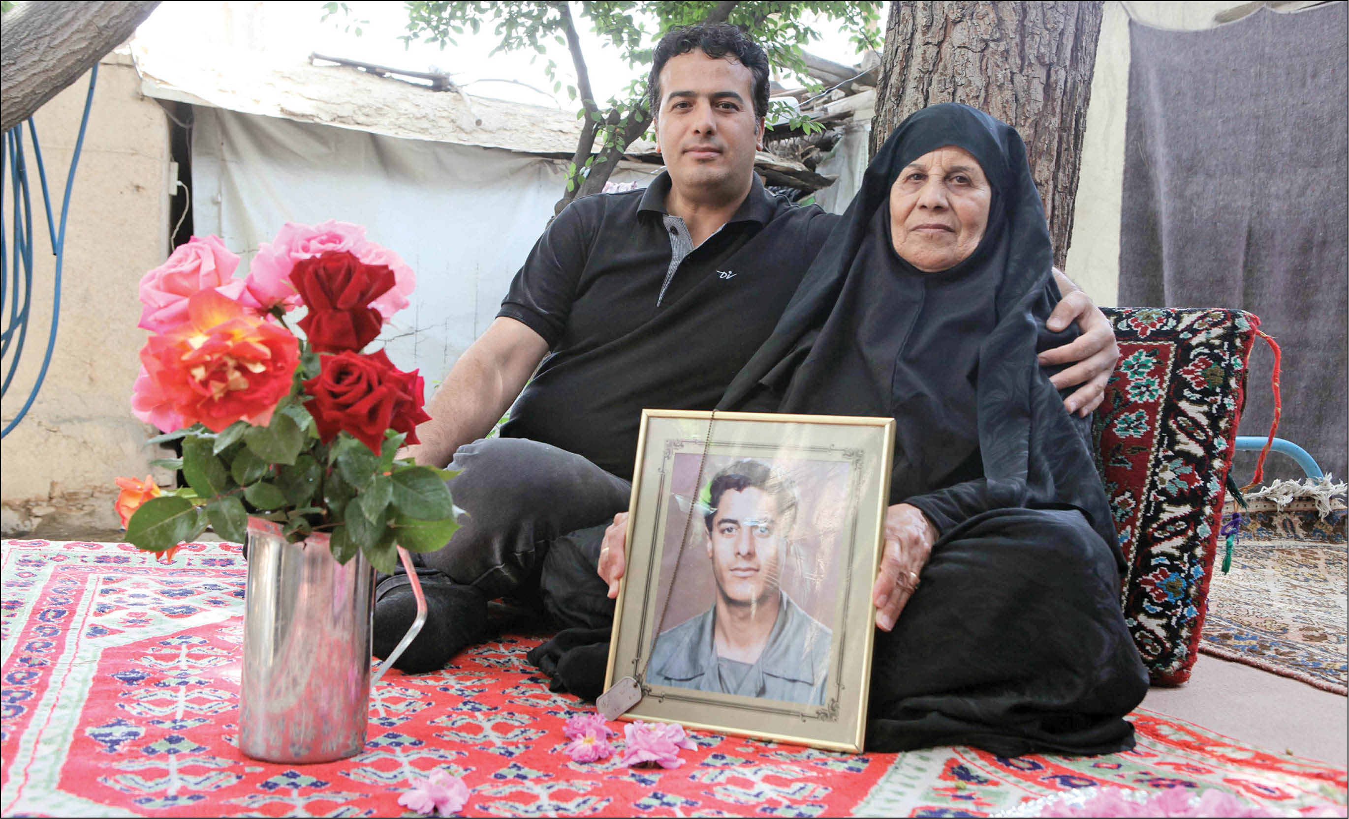 پای صحبت‌های مادر شهید «حسین اکبری» که چراغ روستای مرادآباد را روشن نگه داشته