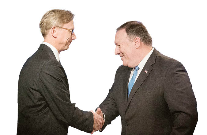 تمدید برنامه حفاظت امنیتی از پمپئو و هوک