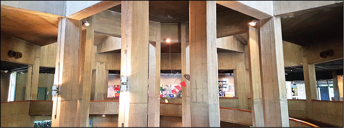 عکس‌ها روی دیوارهای موزه