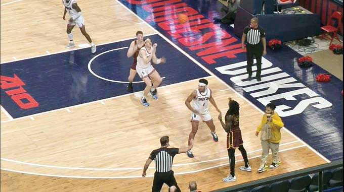 تحویل غذا در وسط بازی بسکتبال