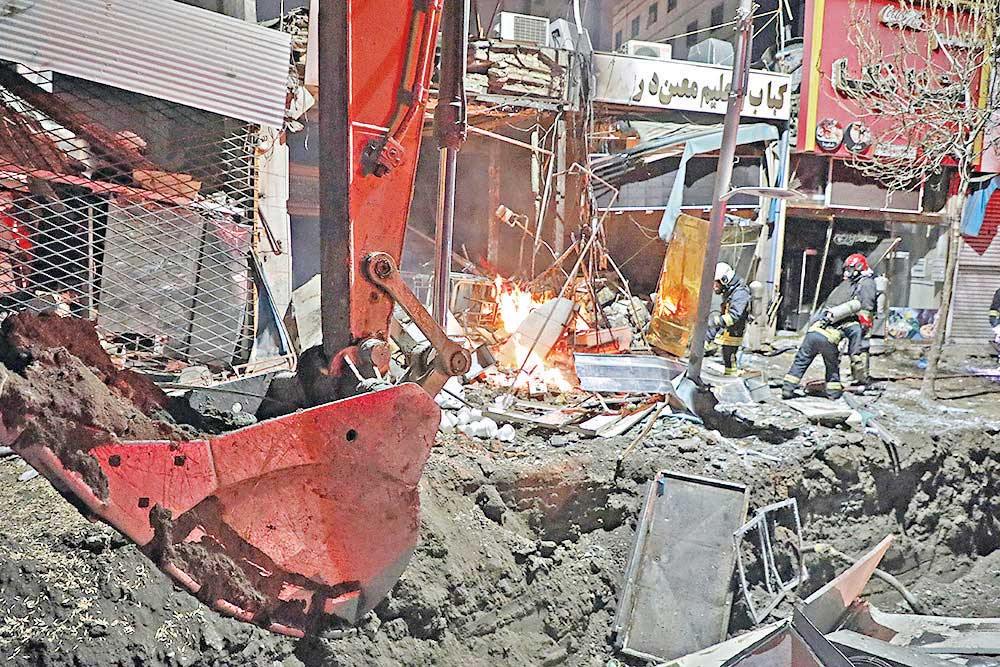 برخورد آتشین بیل مکانیکی با لوله گاز