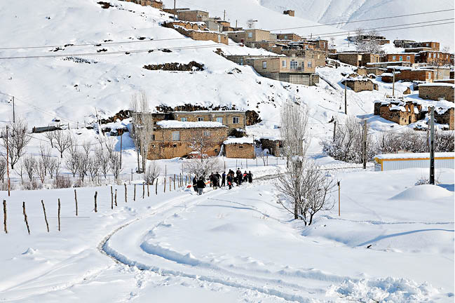 راه‌ها به روستا می‌رسد
