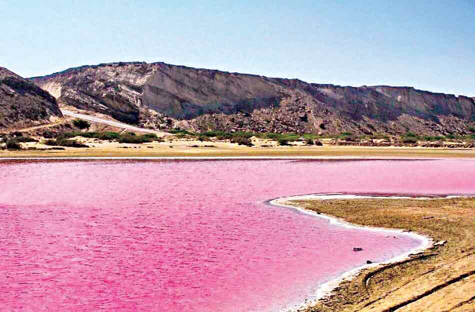 تالاب صورتی جاذبه‌ شگفت‌انگیر مَکران