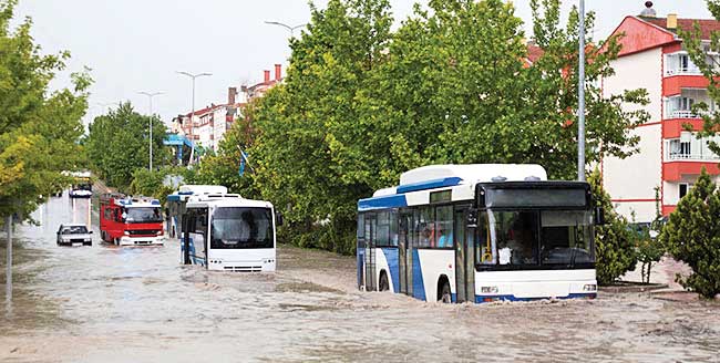 شنا برای نجات از سیل