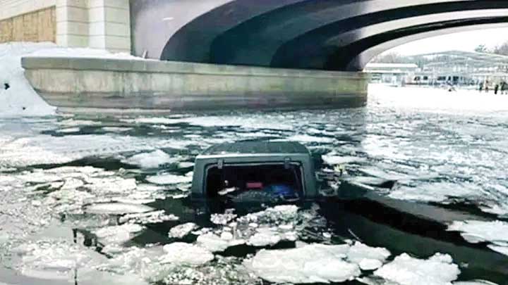 نجات پیرمرد از دریاچه یخ‌زده