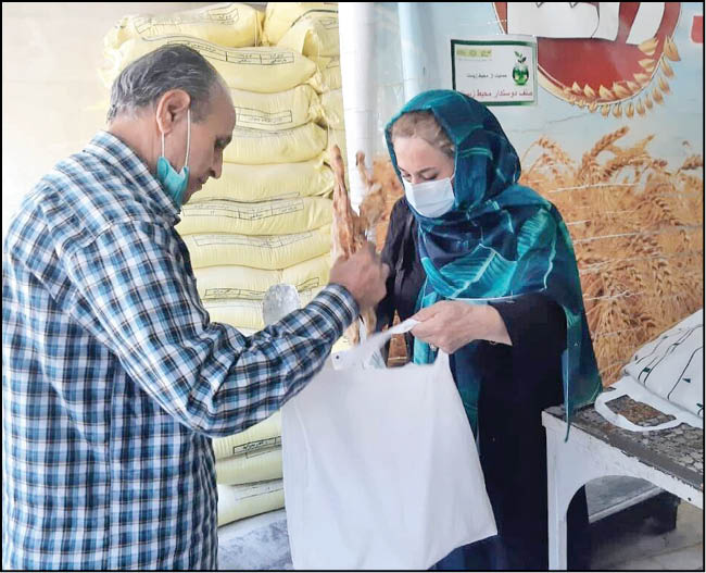 دورهمی بانوان زیرچتر کار نیک