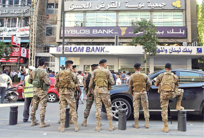 پیوستن نیروهای پلیس به صف سپرده‌گذاران معترض لبنانی