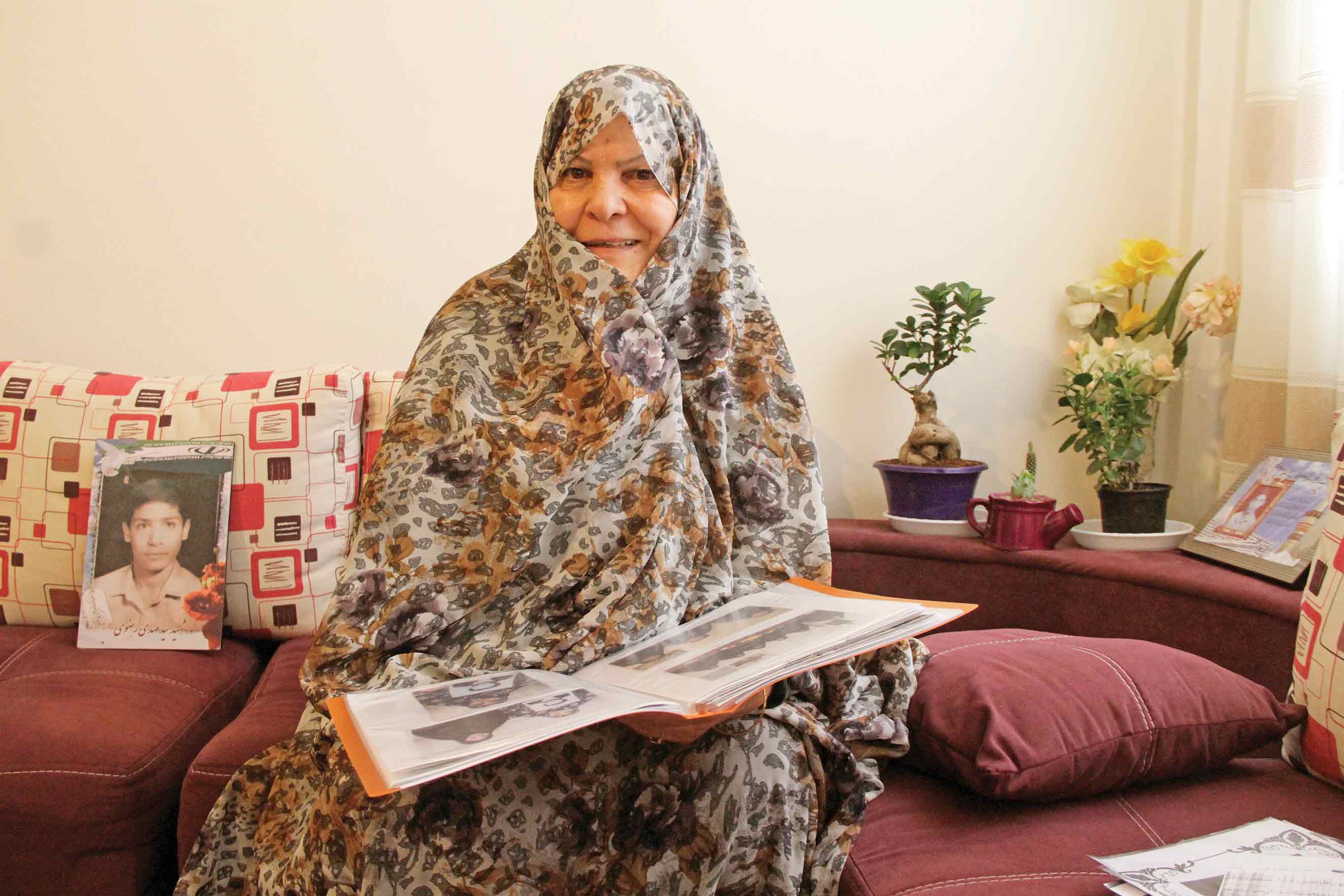 مادر شهید مهدی رضوی خودش را مکلف کرده تا به خانواده شهدا سرکشی کندز