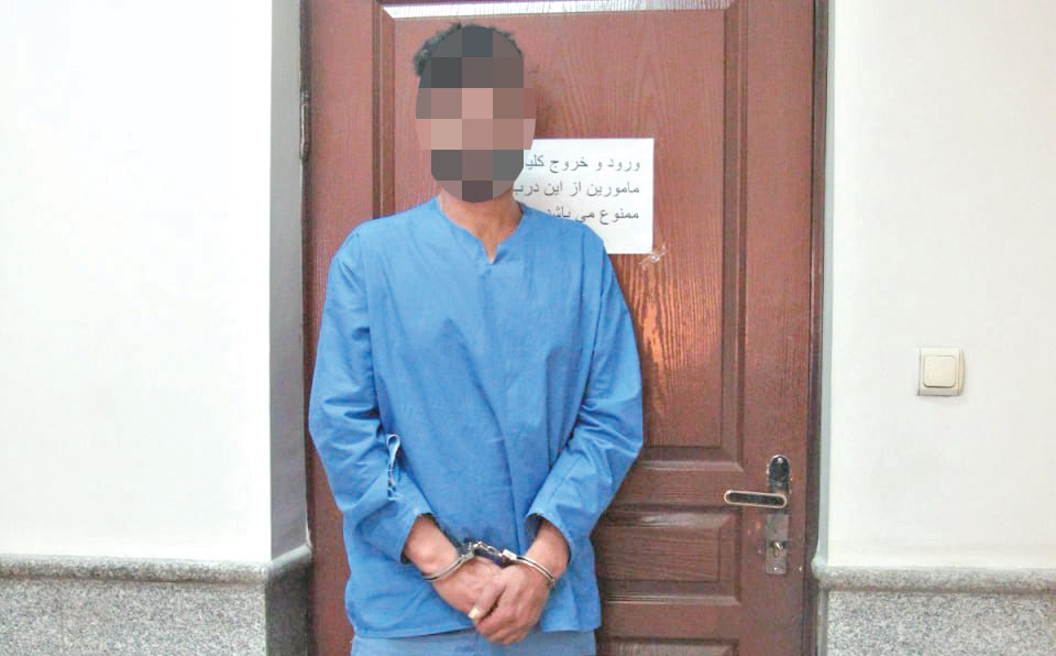 شکارچی زنان، پشت شمشادهای پارک مخفی می‌شد