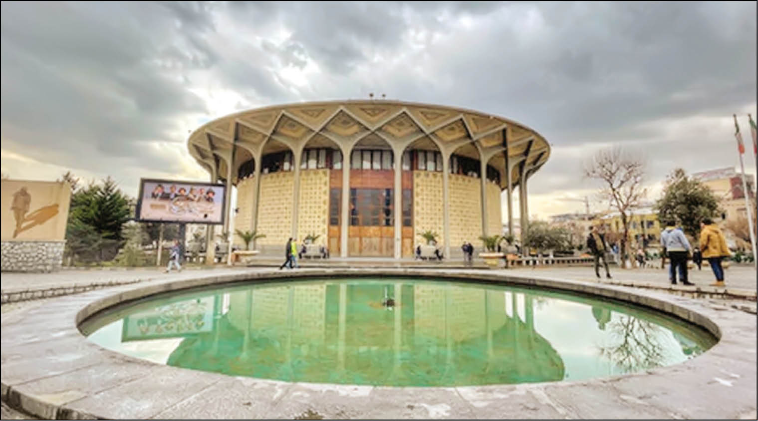 هنر، مرغ عروسی و عزاست