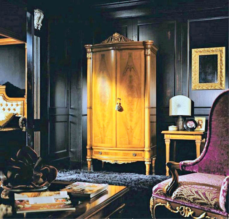 کشف لباس‌های داخل کمد