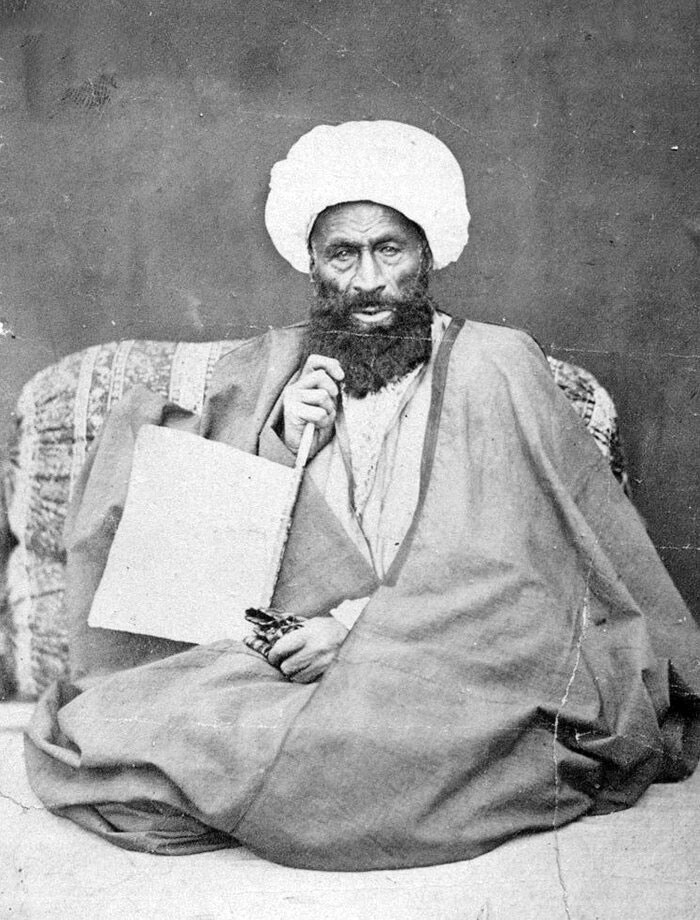 رسیدگی به ضعیفان، دستگیری از مستمندان و تلاش برای رفع گرفتاری نیازمندان از صفات بارز ملاعلی‌کنی بود