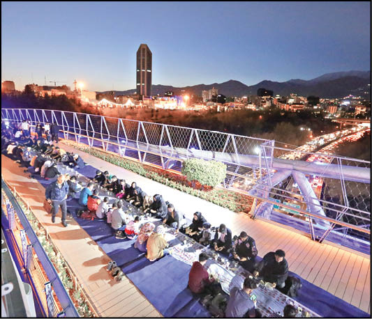 افطاری ساده بر فراز پل طبیعت