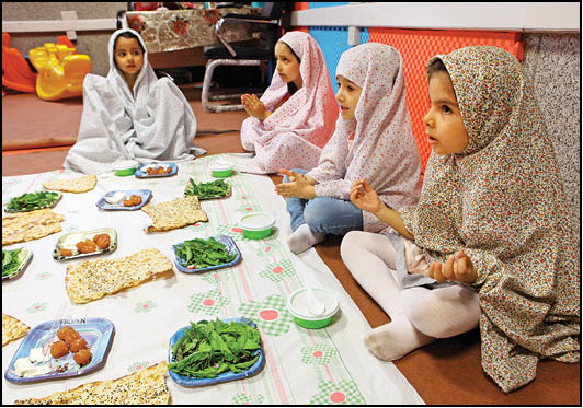 افطاری ۱۱۰دختر روزه اولی در آستان مقدس امامزاده‌حسن‌ ع