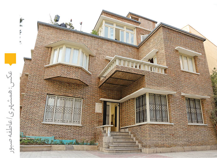 استاد «حسین لرزاده» به کسانی که می‌خواستند در محله خانه بسازند کمک می‌کرد و هزینه‌ای برای معماری و طراحی خانه نمی‌گرفت