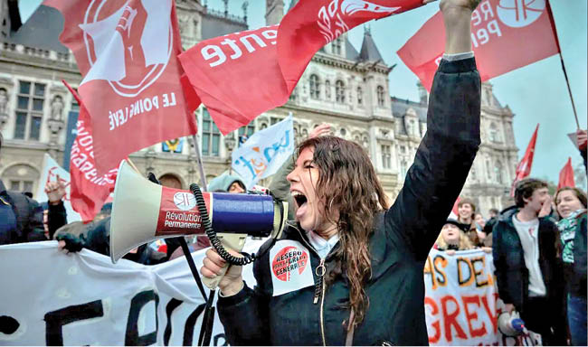 تشدید بحران سیاسی فرانسه با امضای قانون بازنشستگی