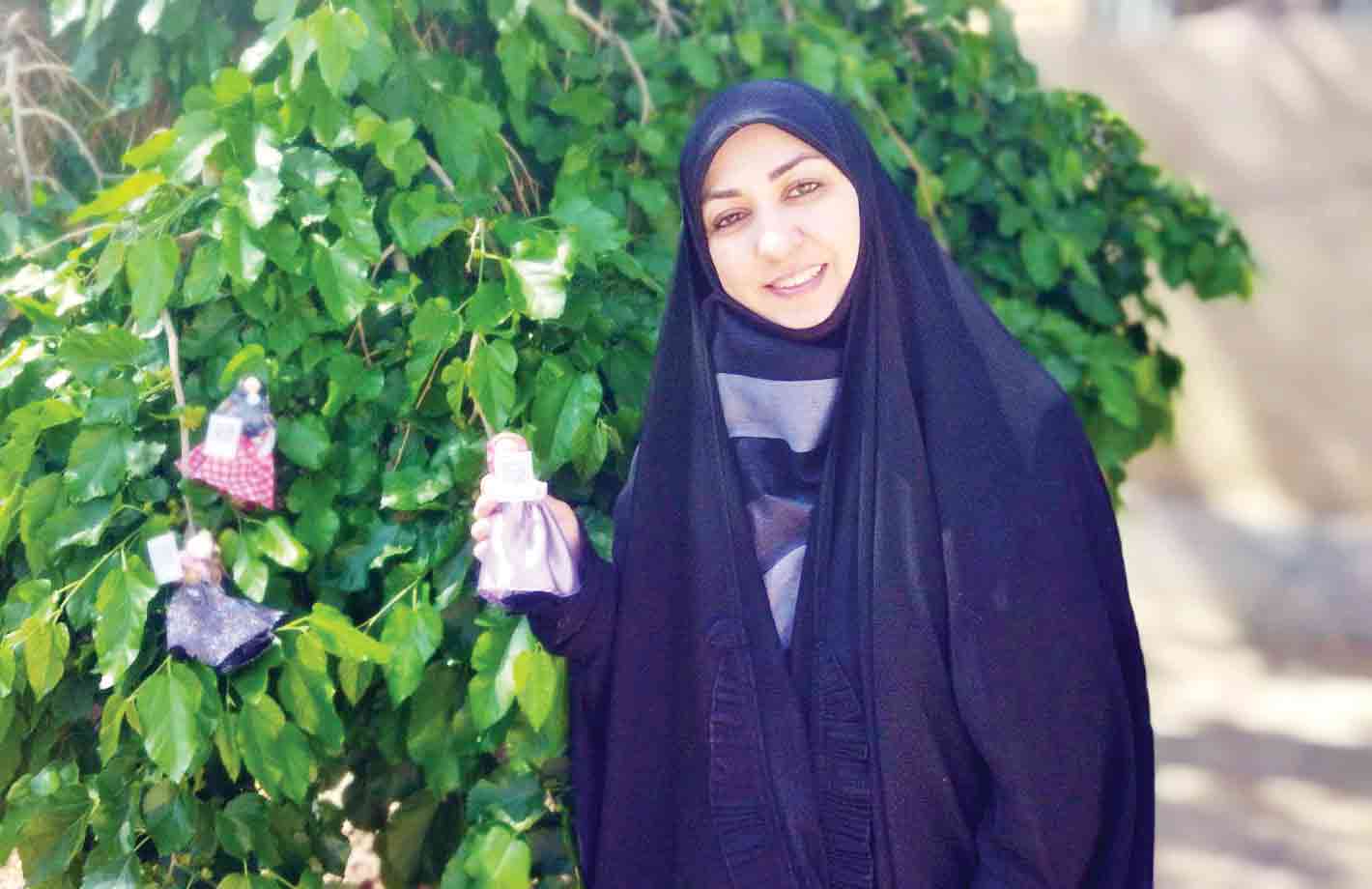 گفت‌وگو با اکرم اسدی که با ساخت عروسک‌های دست‌ساز، کسب‌و‌کاری برای نوجوانان راه‌اندازی کرده‌است