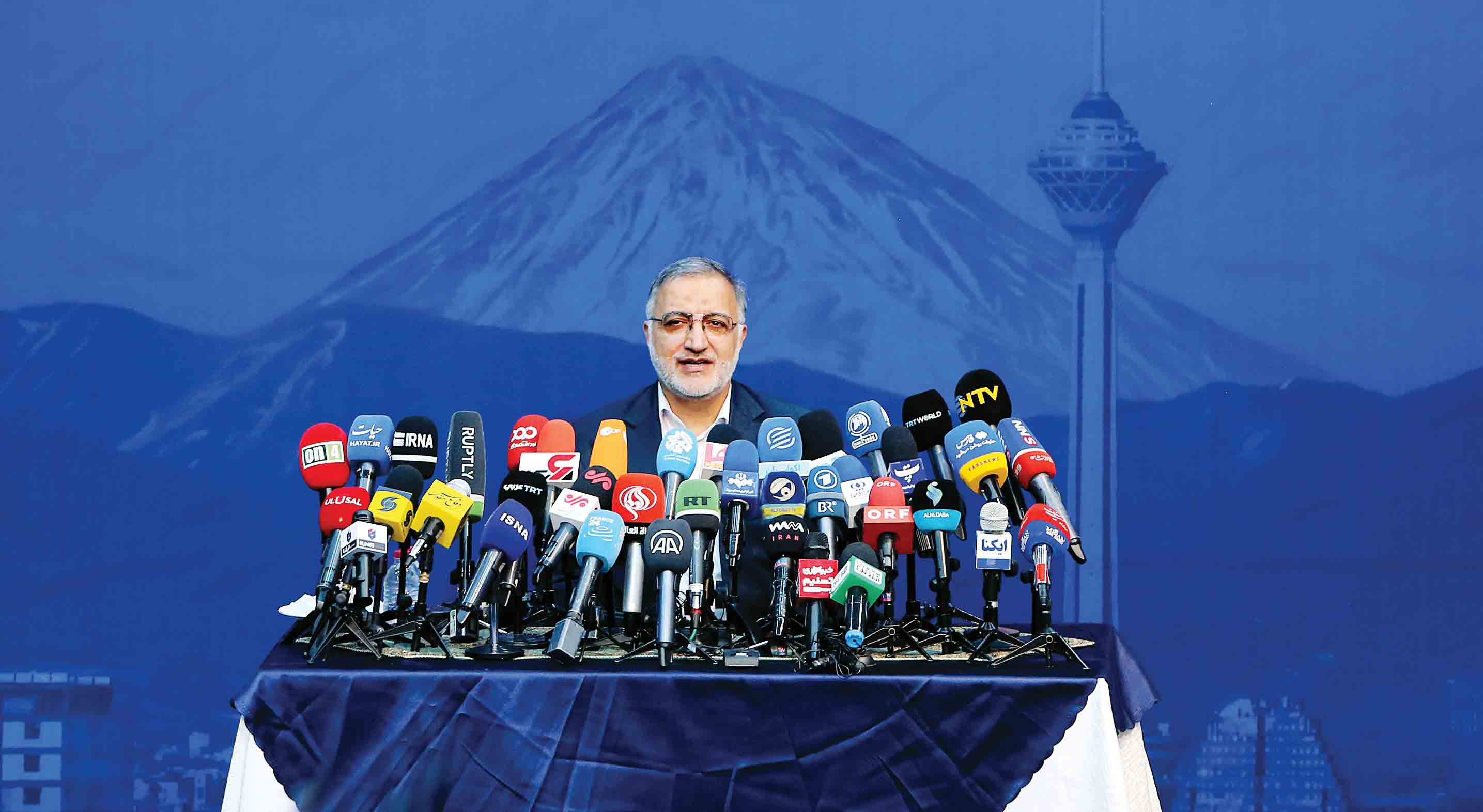 روی پروژه‌ها خاک ریخته بودند