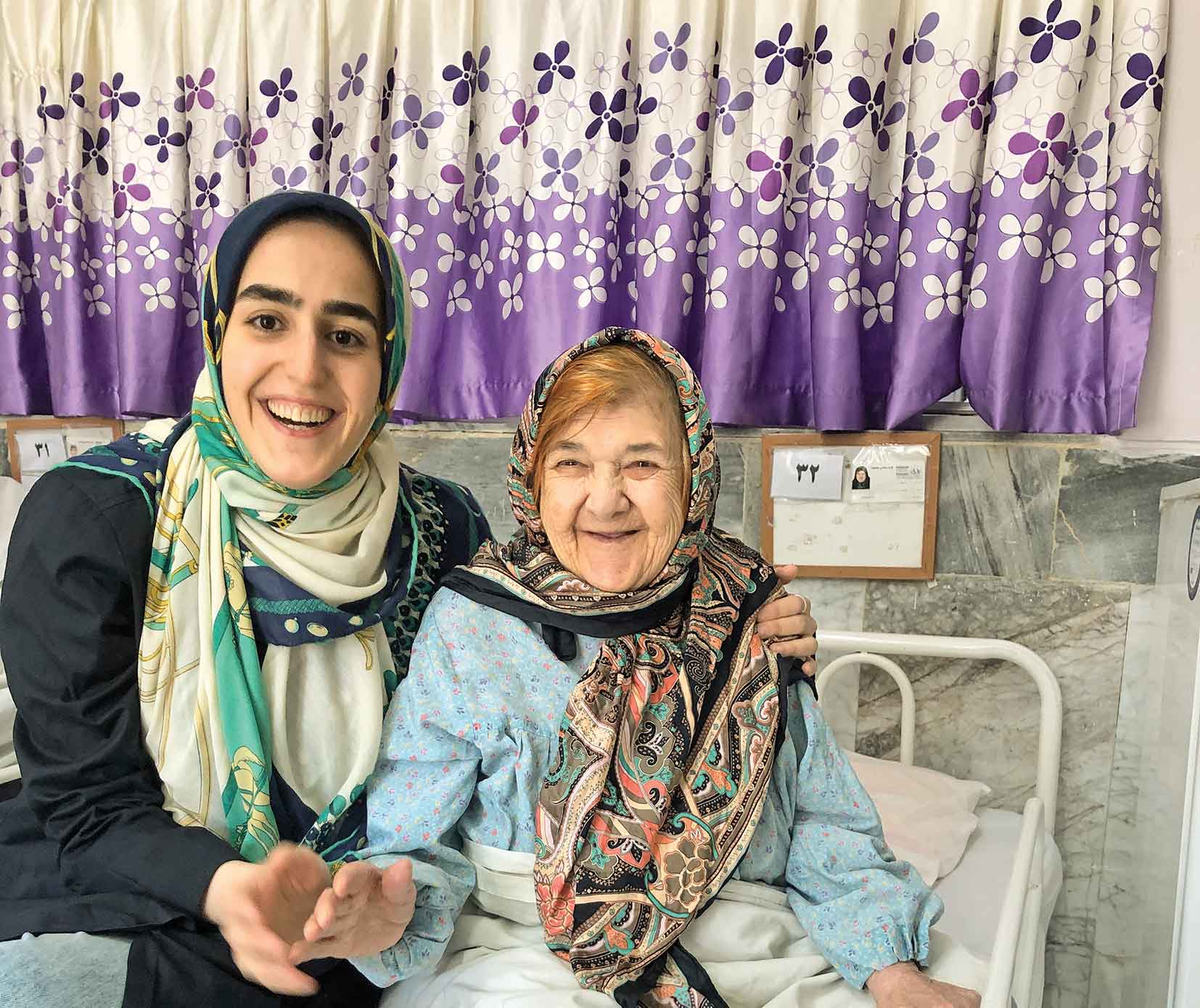 دختر 22ساله‌ای که شنبه‌ها را در کنار سالمندان آسایشگاه می‌گذراند