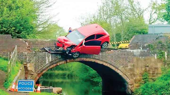 نجات از ماشین معلق