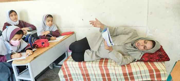 معلم فداکار با وجود جراحی سختی که داشته در کلاس درس حاضر میشود