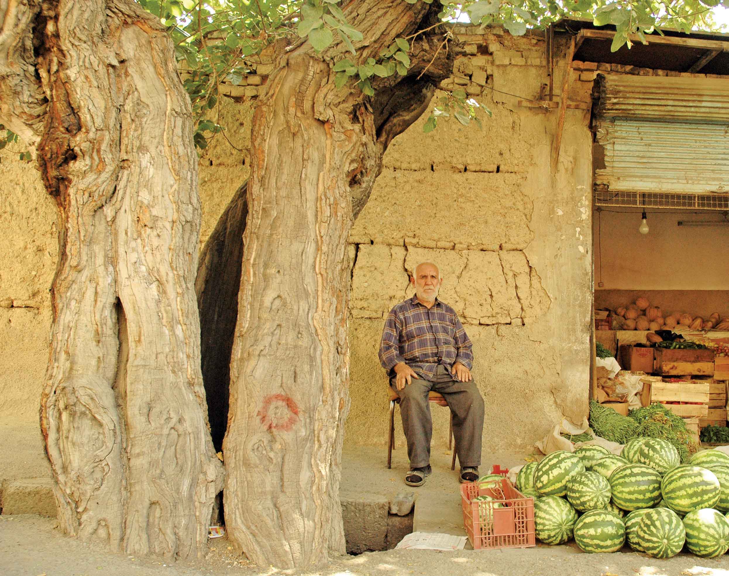 حاج حسین آقا ملک عتیقه‌هایش را پس گرفت