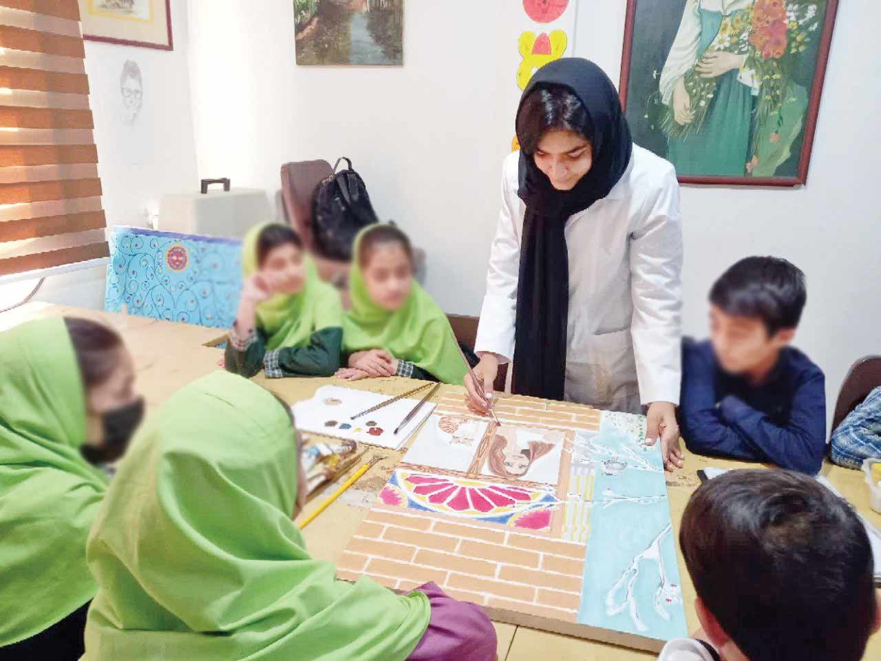 دنیای رنگارنگ کودکان کار روی بوم نقاشی