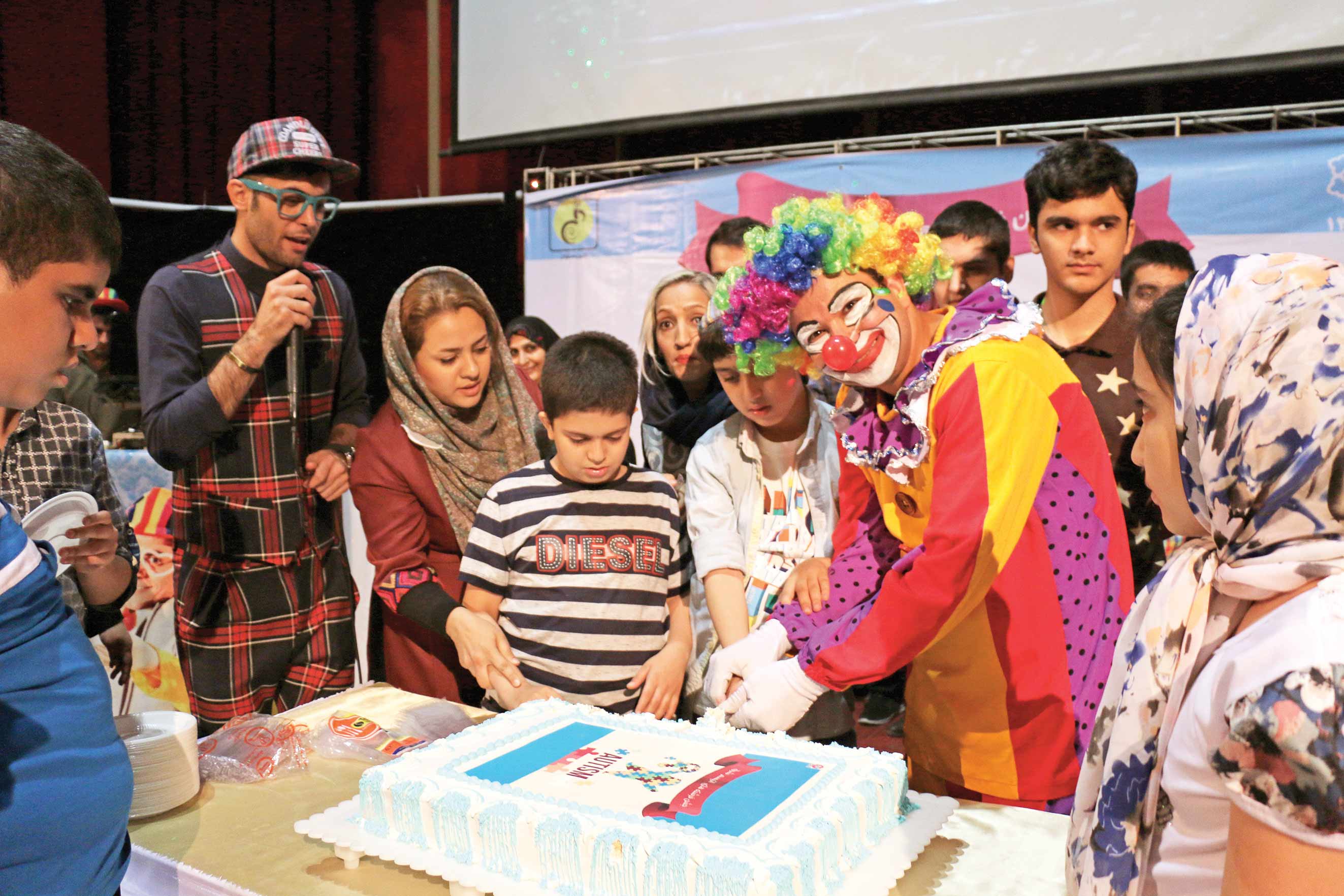 آذر سعیدی مثل مادری مهربان «انجمن فرشته‌های شرق» را برای بچه‌های دارای اتیسم راه انداخت