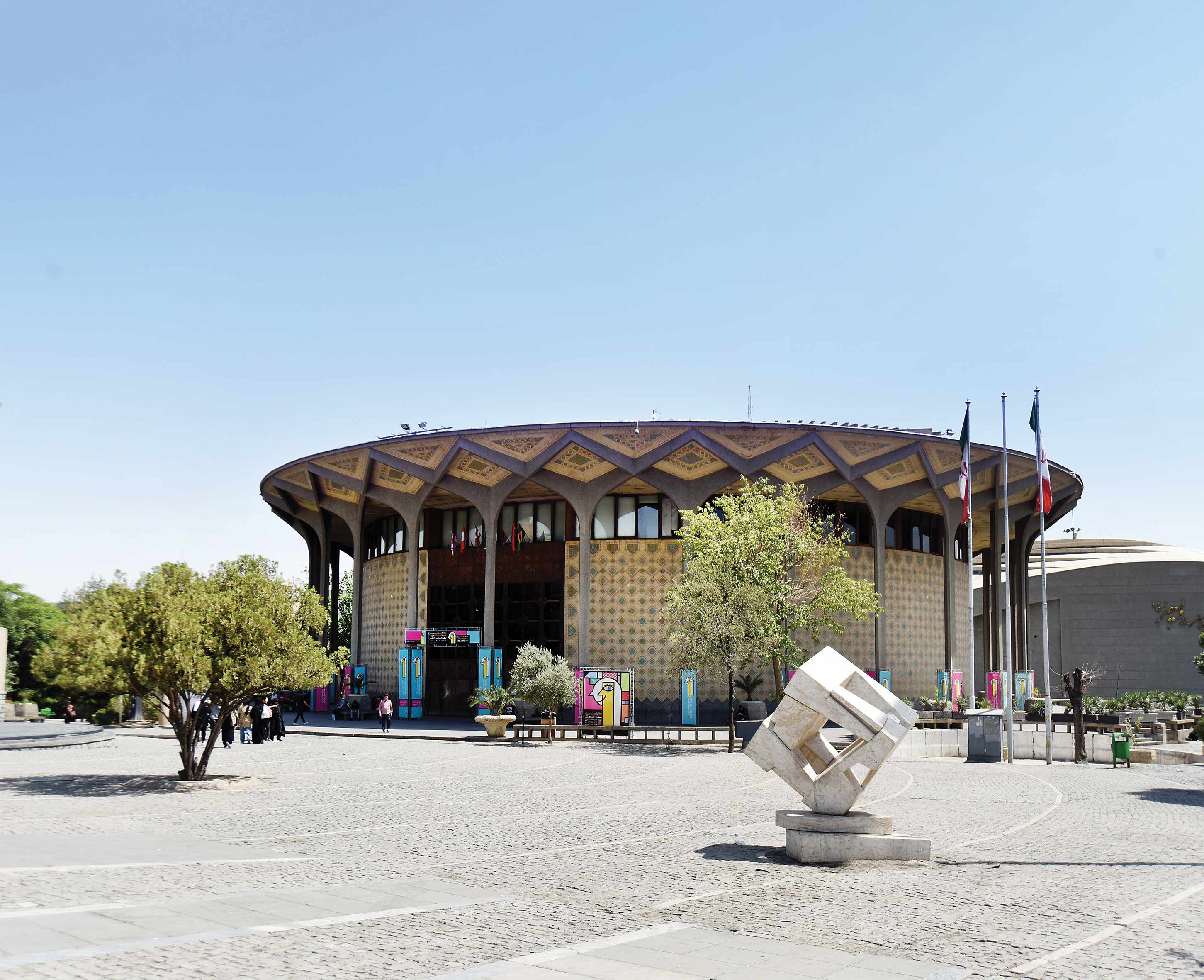 پایان دستفروشی در تئاتر شهر