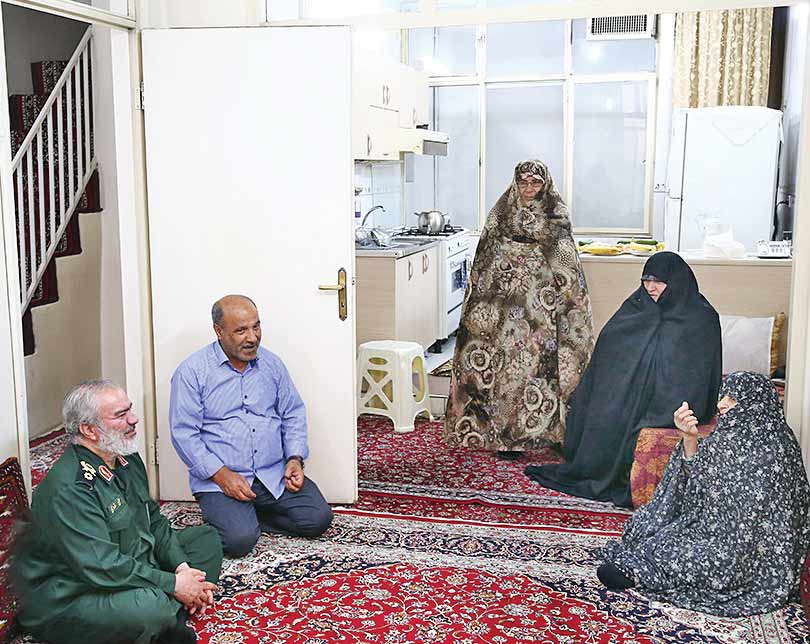 تکریم خانواده شهیدی که پیکرش بازنگشت