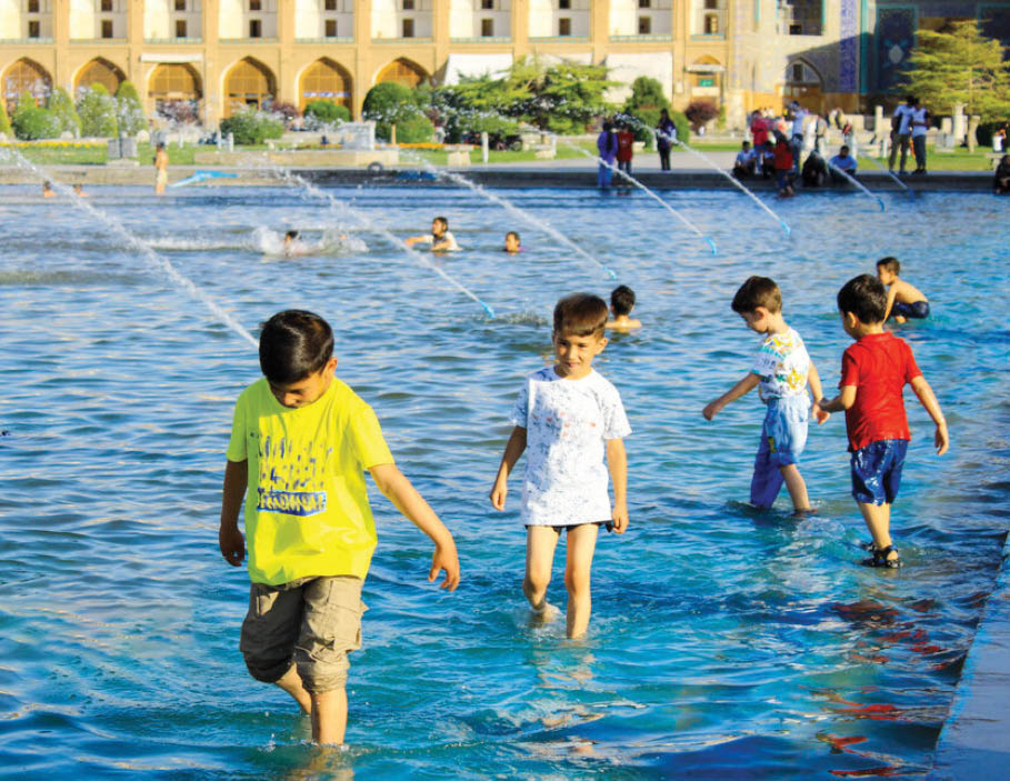 آب‌تنی در میدان نقش جهان