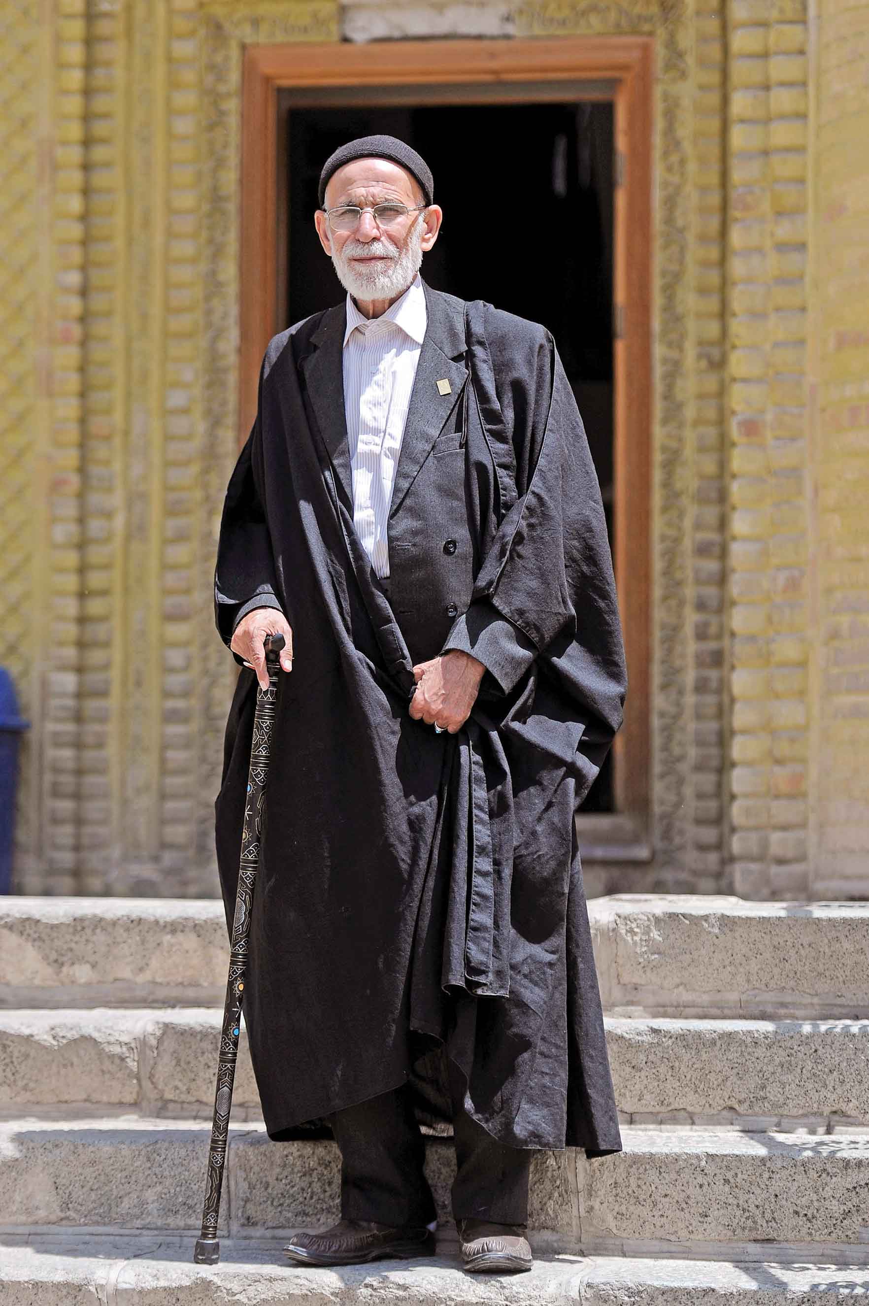 غلامرضا سازگار بیاستادی، بیسوادی و بیتقوایی را از آفتهای مداحی میداند