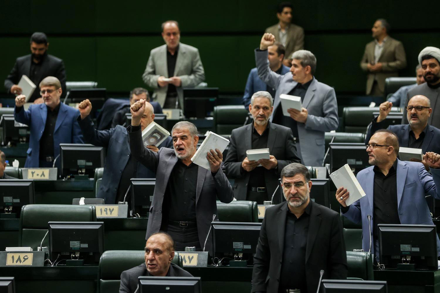 اقدام نمادین مجلس علیه هتک‌حرمت قرآن