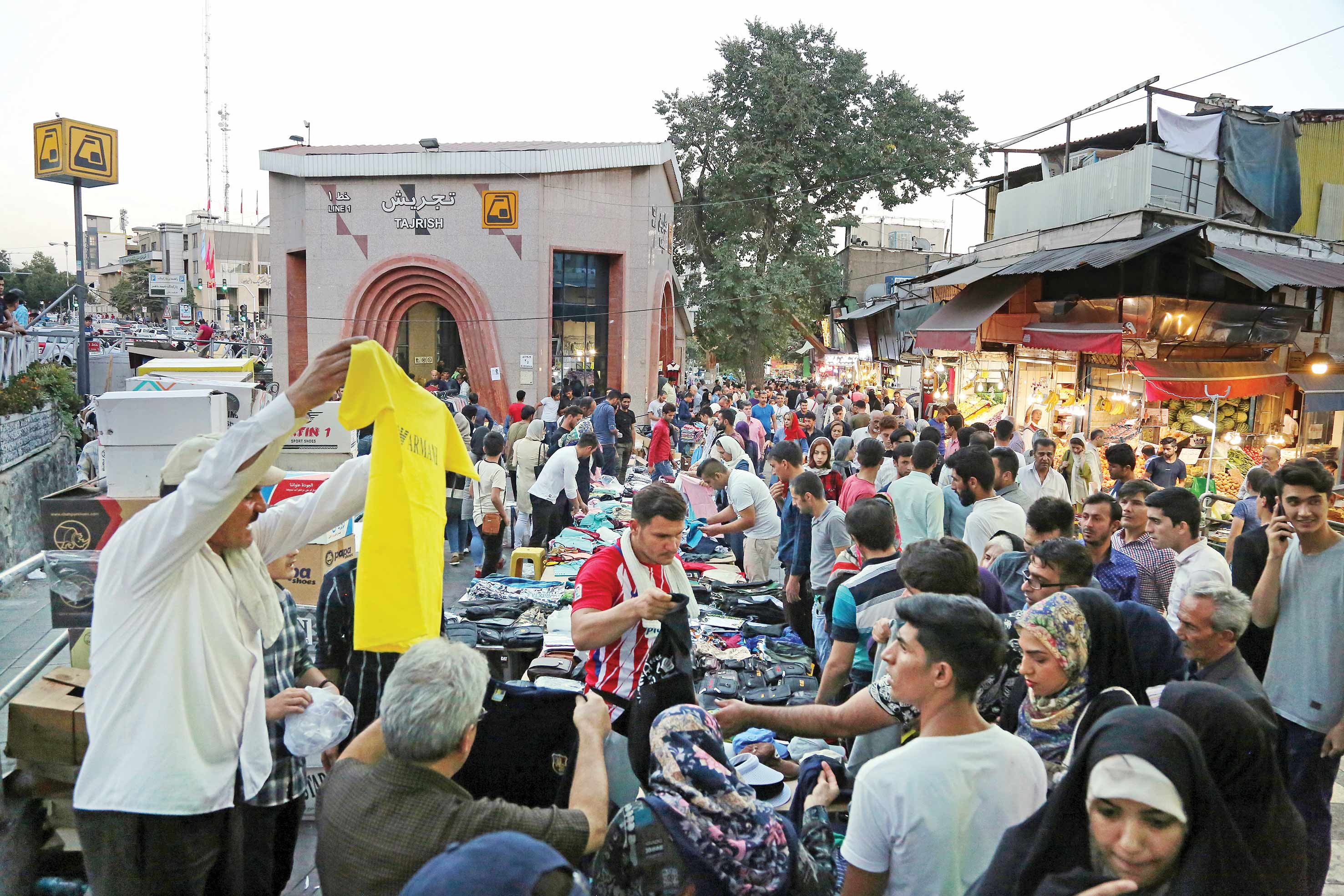 دستفروشان واقعی مشغول کارند