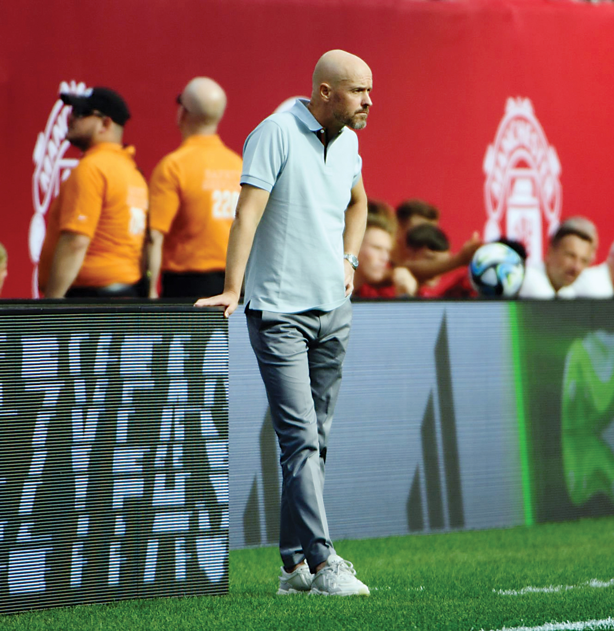 درباره خریدهای تن‌هاخ در منچستر ظرف یک‌سال که بیشتر از 8‌سال خرید کلوپ بوده است