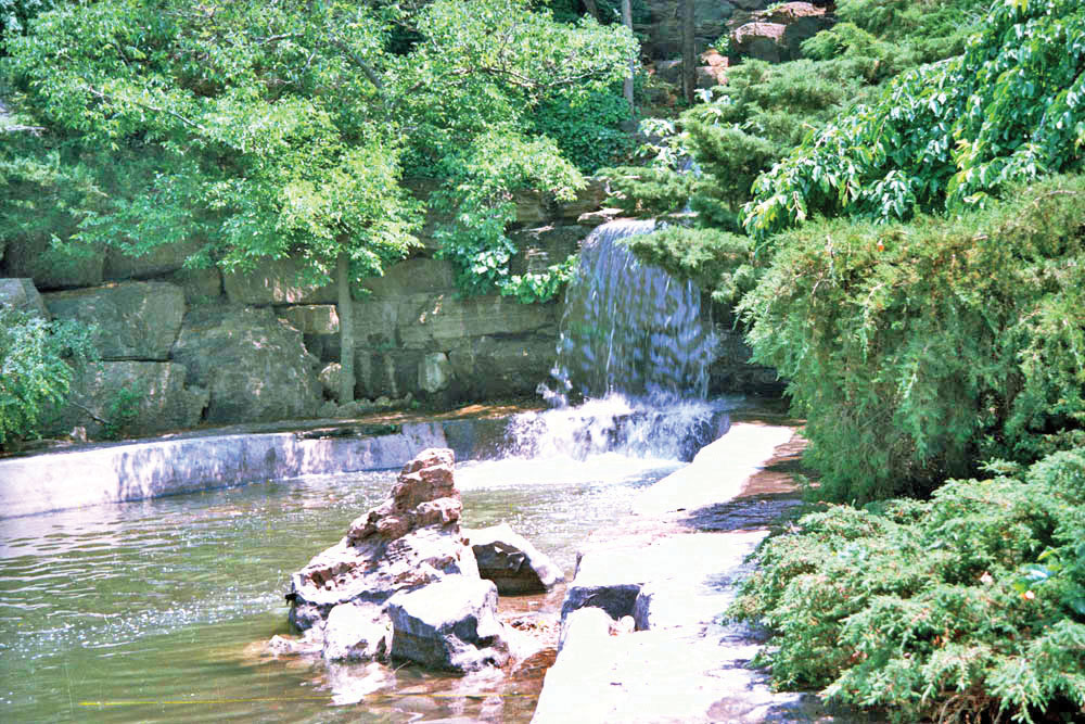 سفر به باغ و آبشار صخره‌ای