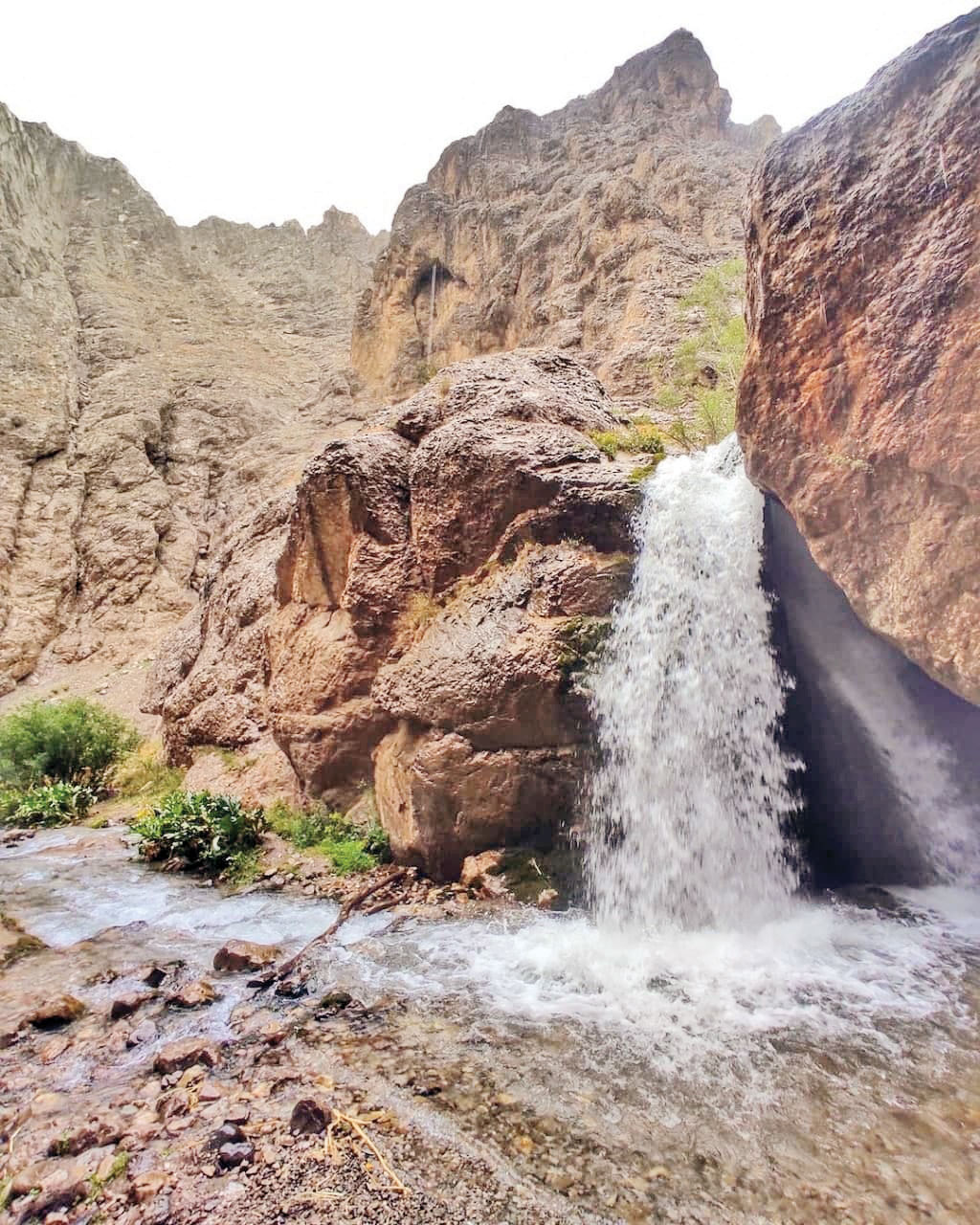 پیاده‌روی تا آبشار یخی