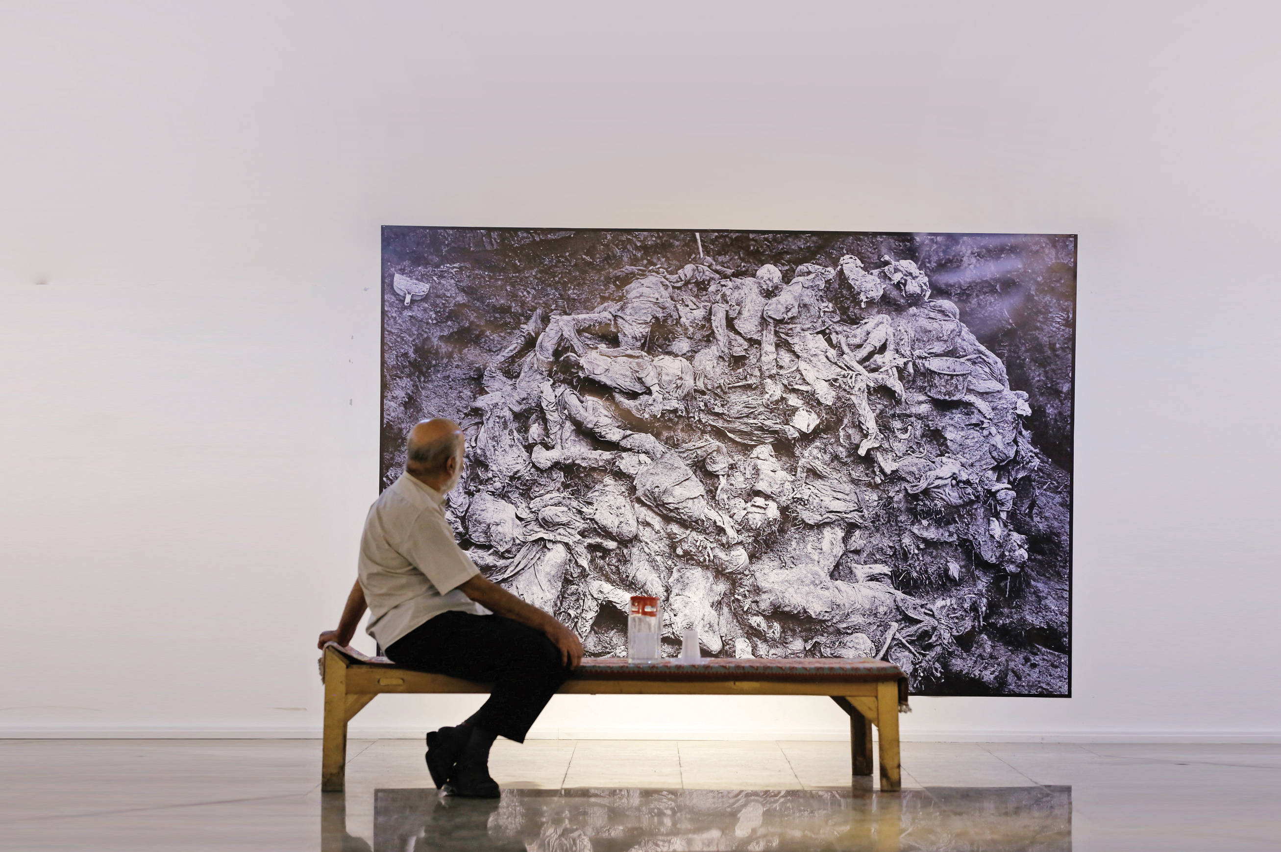 نمایشگاه عکس‌های ژیل پرس از بزرگ‌ترین کشتار مسلمانان اروپا