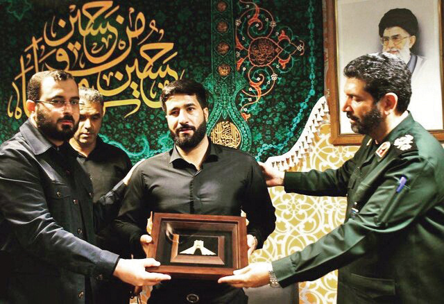 اعطای نشان آزادی ملت ایران به قهرمان شاهچراغ