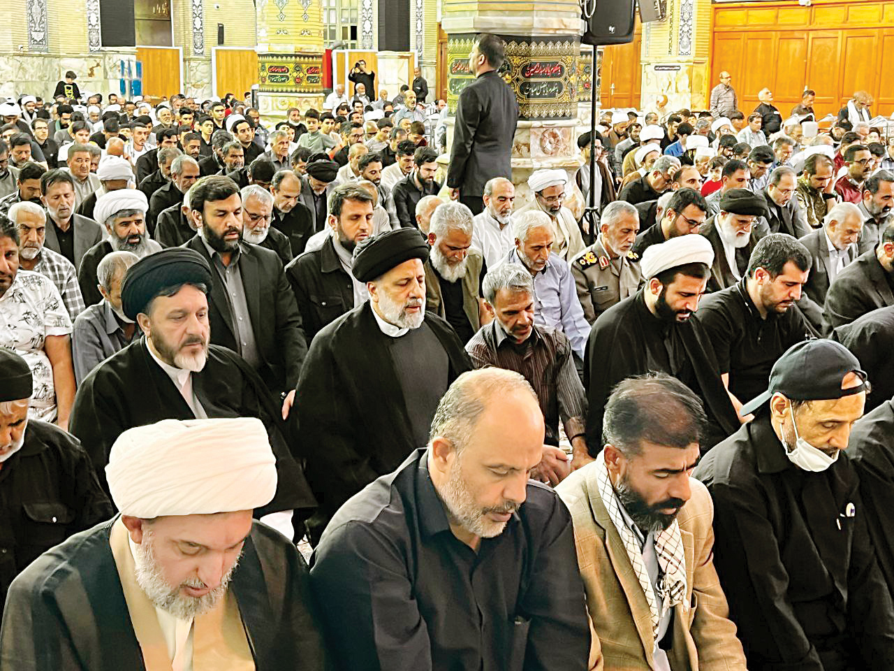 اقامه نماز رئیس‌جمهور در کنار مردم