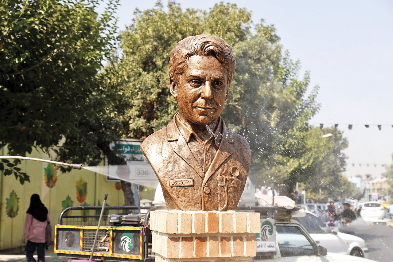 رونمایی از سردیس یک پزشک در تهران