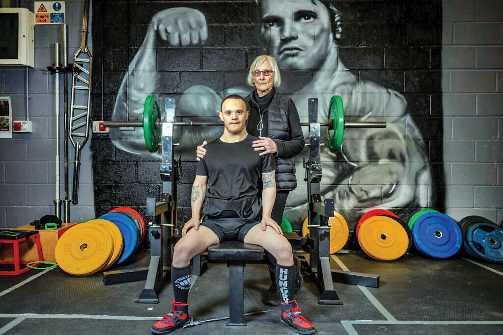 او با وزنه‌ها لبخند می‌زند