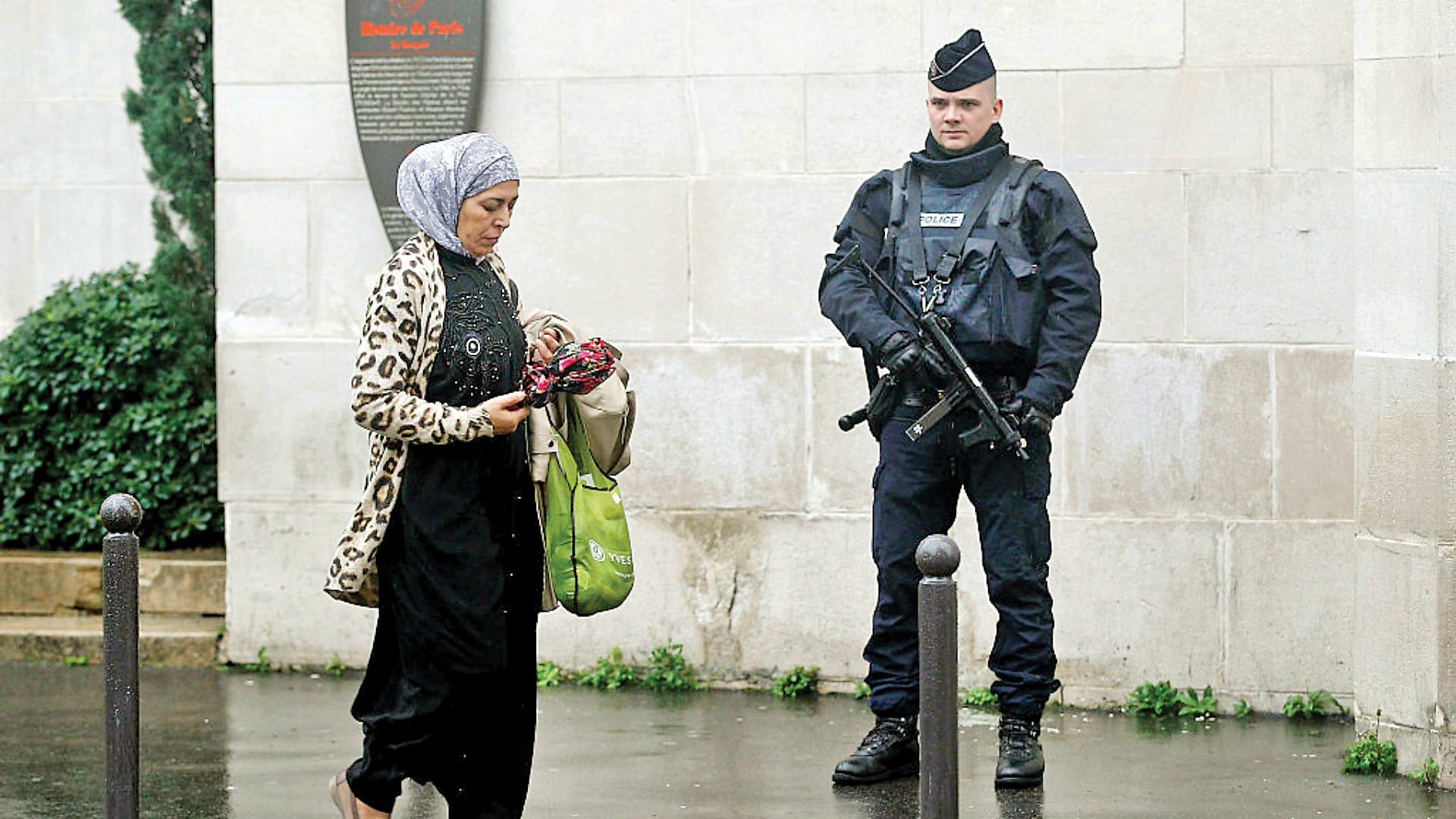 بی‌حجابی اجباری در مهدآزادی بیان