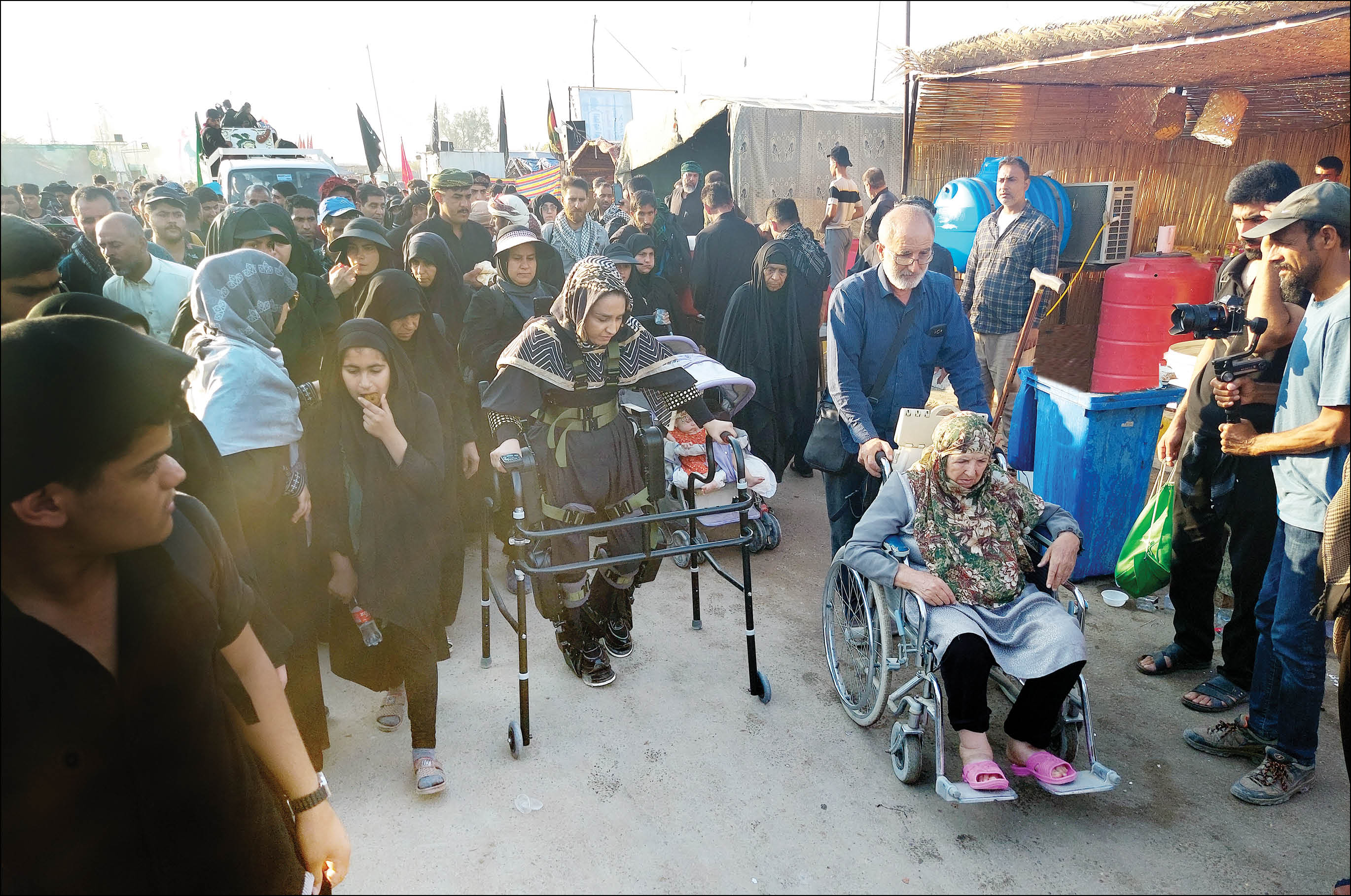 یک بانوی دارای ضایعه نخاعی و معلولیت برای نخستین بار توانست با کمک روبات اسکلت بیرونی ساخت یک شرکت دانشبنیان پیادهروی کند